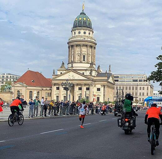 Kipchoge en camino a la meta