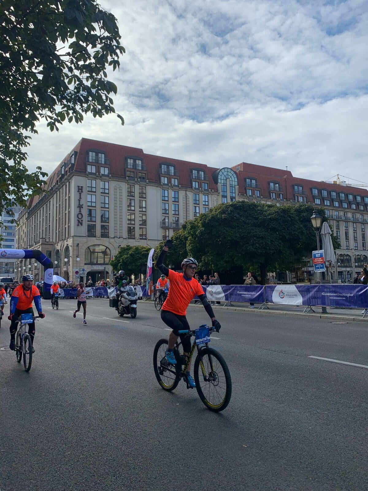 Tigist Assefa pasando frente a nuestra casa: Hilton Berlín